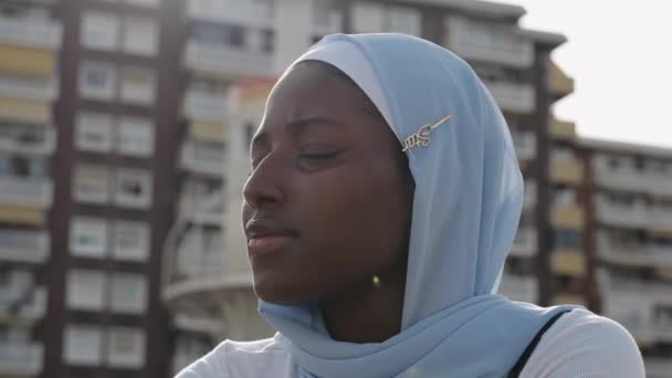 Africká Žena Muslimským Hidžábem Při Pohledu Kameru Úsměvem Městském Městě — Stock video