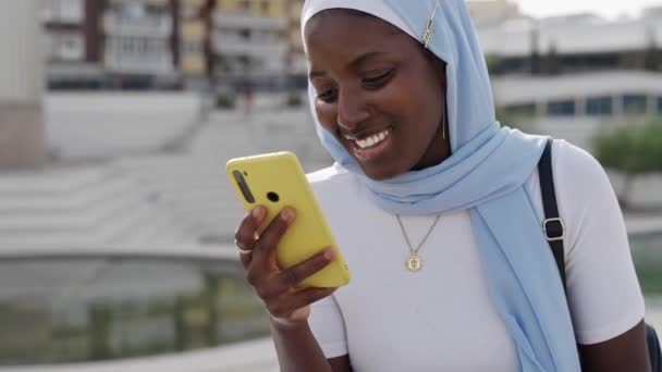 Mladá Inspirovaná Africká Žena Nosí Muslimský Hidžáb Pomocí Žlutého Mobilního — Stock video