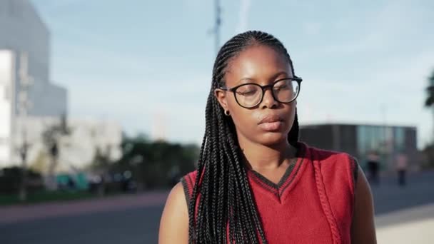 Afroamerikanerin Mit Zöpfen Und Brille Blickt Der Großstadt Die Kamera — Stockvideo
