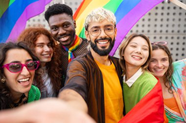 Mutlu arkadaşlar şehirde selfie çekiyorlar - Genç alternatif insanlar LGBT gökkuşağı bayraklarıyla eğleniyorlar