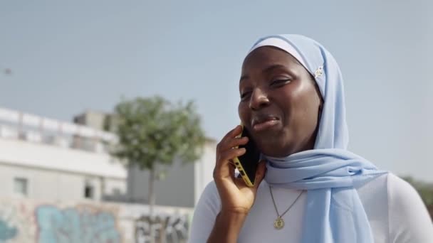 Mladá Muslimka Chůze Při Používání Mobilu Městě Volat Přítele — Stock video