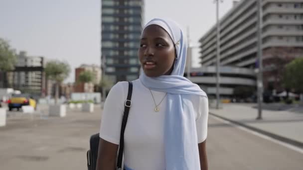 Portrét Usměvavé Mladé Muslimky Kráčející Moderním Městě — Stock video