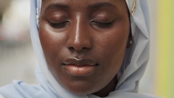 Detailní Záběr Portrét Usmívající Africké Ženy Modrém Hidžábu — Stock video