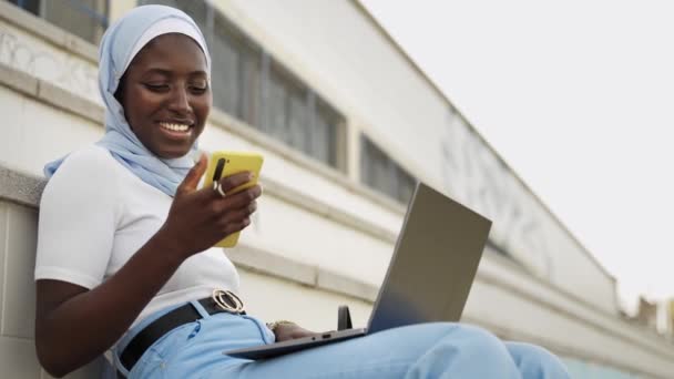 Mladá Africká Žena Muslimským Hidžábem Pracující Notebooku Městě Kulturní Rozmanitost — Stock video