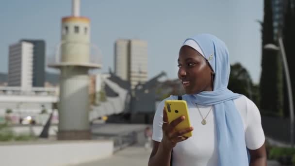 Moderní Africké Muslim Žena Pomocí Mobilního Telefonu Městě — Stock video