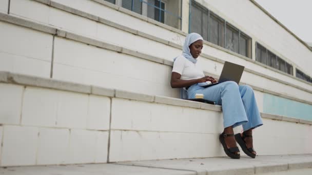 Mulher Islâmica Negra Trabalhando Laptop Bolsas Universitárias Para Estudantes Muçulmanos — Vídeo de Stock