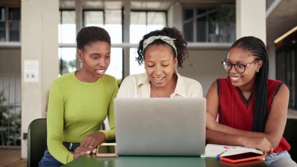 Grupa Afroamerykanka Uczennica Dziewczyna Przyjaciele Nauka Razem Pracując Laptopie Kampusie — Wideo stockowe
