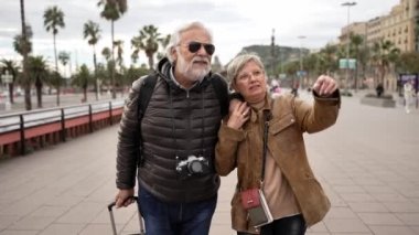 Kış tatillerinde Barselona 'yı ziyaret eden turist gezisinin keyfini çıkaran mutlu yaşlı çift.