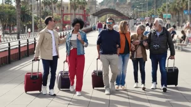 Группа Туристов Гуляющих Улицам Города Друзья Семьи Путешествующие Выходные Дни — стоковое видео