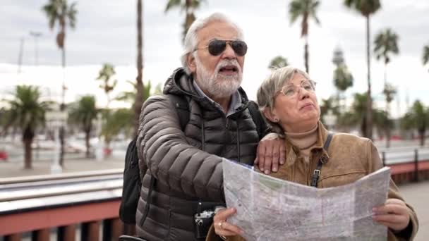 快乐的老夫妇享受退休旅游 寒假游览城市 — 图库视频影像