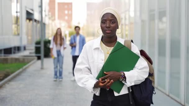 Μουσουλμάνα Φοιτήτρια Χαμογελά Έτοιμη Για Μαθήματα Στην Πανεπιστημιούπολη Υποτροφία Τριτοβάθμιας — Αρχείο Βίντεο