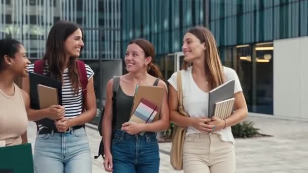 Allegro Studenti Universitari Femminili Piedi Fuori Della Facoltà Economia Aziendale — Video Stock