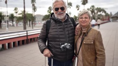 Emeklilik tatillerinde birlikte seyahat eden yaşlı bir çiftin portresi. 