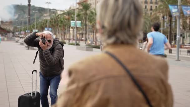 Dziadek Robi Zdjęcie Babci Podczas Wycieczki Turystycznej Starsza Urocza Para — Wideo stockowe
