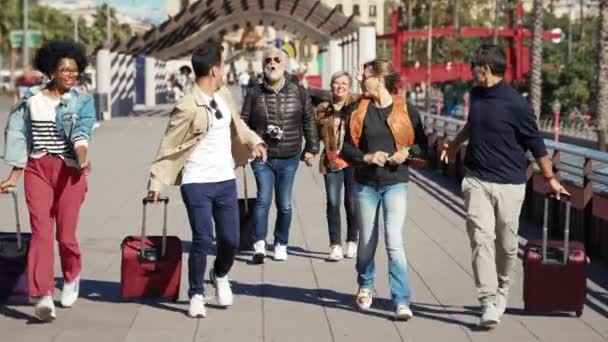乘坐飞机迟到的有趣游客 在冒险城市旅行中玩得开心的家人朋友 — 图库视频影像