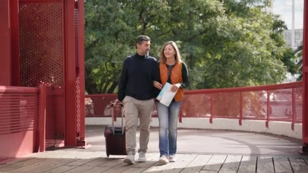 快乐的40多岁的夫妇带着手提箱去酒店度假 踏上了旅游之旅 — 图库视频影像