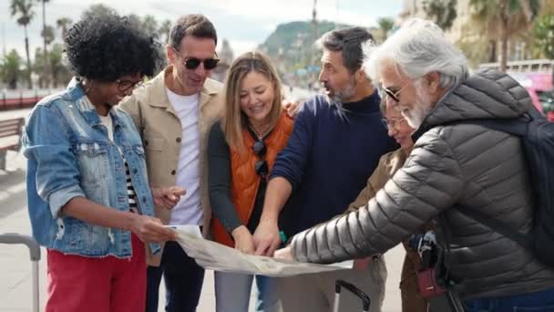 Groupe Amis Touristiques Famille Voyageant Ensemble Vérifier Carte Ville Pendant — Video