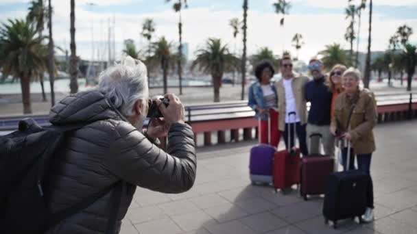 Starszy Mężczyzna Robiący Zdjęcia Swojej Rodzinie Podczas Podróży Turystycznej Pozujący — Wideo stockowe