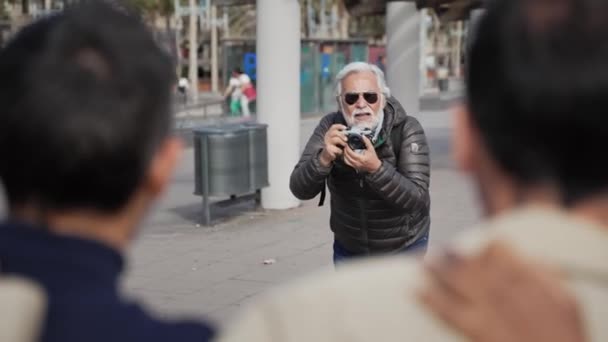 Divertido Abuelo Mayor Que Divierte Tomando Fotos Amigos Durante Viaje — Vídeo de stock