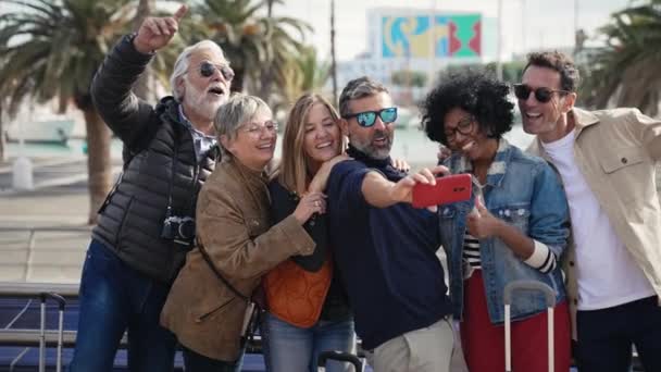Aile Dostları Hafta Sonu Tatili Sırasında Cep Telefonuyla Selfie Çekiyorlar — Stok video