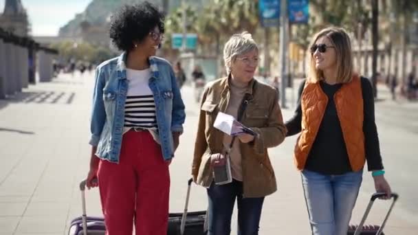 Drie Vrouwen Toeristische Vrienden Wandelen Straat Reizen Genieten Weekend Vakantie — Stockvideo