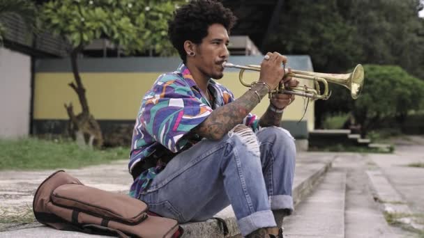 Молодой Человек Занимается Джазовой Музыкой Играет Трубе Открытом Воздухе Парке — стоковое видео