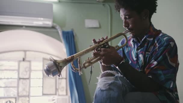 Африканський Американець Практикує Музику Граючи Трубу Нюхом Вдома — стокове відео
