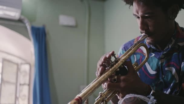 Młody Człowiek Ćwiczący Jazz Grający Trąbce Instrumencie Dętym — Wideo stockowe