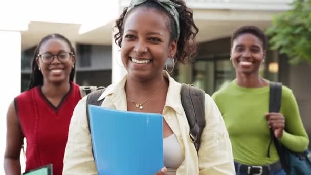 Retrato Tres Niñas Estudiantes Africanas Juntas Universidad Mujeres Negras Sonrientes — Vídeo de stock