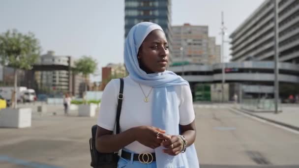 Moderní Africké Muslim Žena Procházky Městě — Stock video