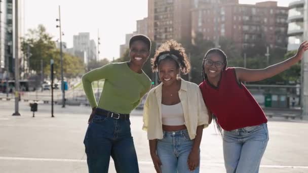 Retrato Mulheres Afro Americanas Sorridentes Amigas Livre Cidade Rindo Divertindo — Vídeo de Stock
