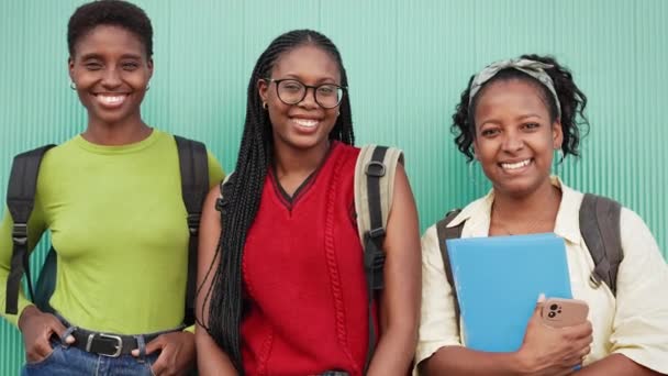 Афроамериканські Студентки Дивляться Камеру Посміхаючись Школі Коледжу — стокове відео