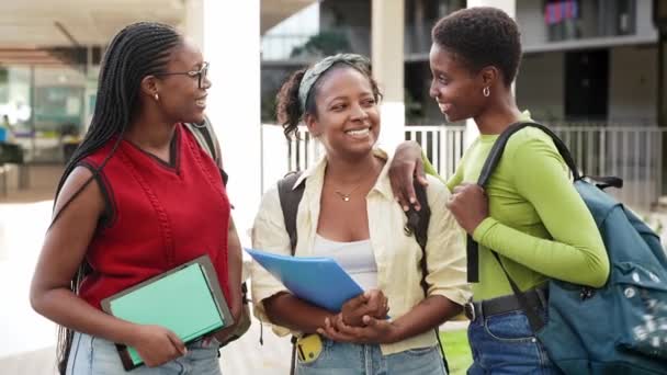 Afrykańskie Uczennice Razem Dobrze Się Bawią Zajęciach Uniwersyteckich — Wideo stockowe