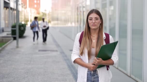 Студентська Дівчина Коледжу Яка Посміхається Готується Занять Університетському Містечку Стипендія — стокове відео