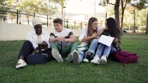 Przyjaciele Studentów Siedzący Trawie Pracujący Razem Kampusie Młodzież Afro Amerykańska — Wideo stockowe