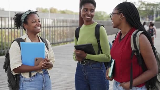 Группа Студентов Университетов Разговаривающих Городском Кампусе Городе Африканская Студентка Друзьями — стоковое видео