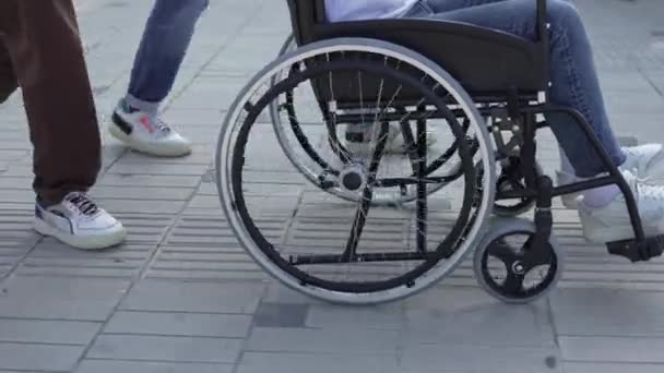 Mand Kørestol Med Unge Venner Hængende Byens Park – Stock-video