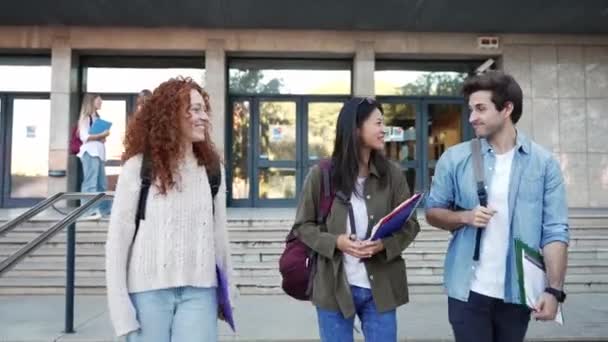 Estudiantes Universitarios Caminando Fuera Del Edificio Facultad Economía Administración Empresas — Vídeos de Stock