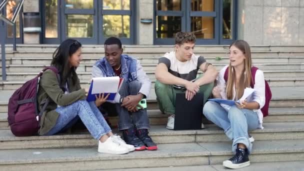 Студентські Друзі Навчаються Працюють Разом Сидячи Сходах Університетського Коледжу Азіатсько — стокове відео