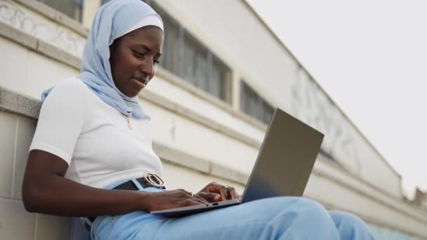 Estudante Universidade Muçulmana Trabalhando Laptop Diversidade Cultural Educação — Vídeo de Stock