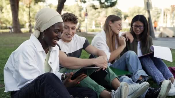 Αφρικανική Γυναίκα Muslim Hijab Μάθηση Μαζί Τους Φίλους Φοιτητές Του Βίντεο Κλιπ