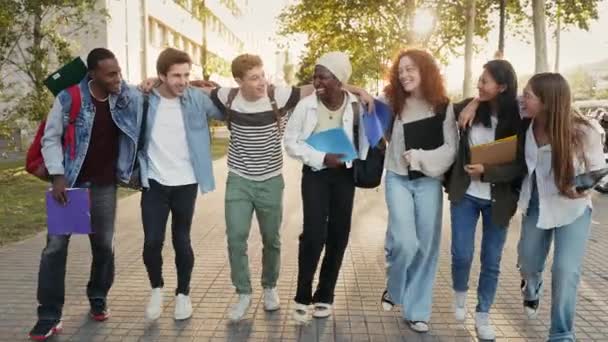 多種多様な遺伝子Z学生の友人が互いに抱擁し 街で一緒に歩いている ユース ダイバーシティ — ストック動画