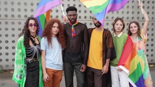Ομαδικό Πορτρέτο Των Εναλλακτικών Queer Φίλους Που Διασκεδάζουν Κρατώντας Λοατ Βίντεο Αρχείου