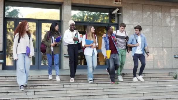 Feliz Grupo Estudiantes Intercambio Internacional Hablando Caminando Con Libros Escalera — Vídeos de Stock