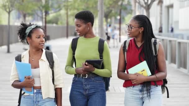 走出经济和工商管理学院大楼的非洲女大学生 — 图库视频影像