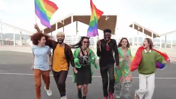 Молоді Друзі Весело Бігають Лгбт Веселкою Прапори Інклюзія Різноманітність — стокове відео