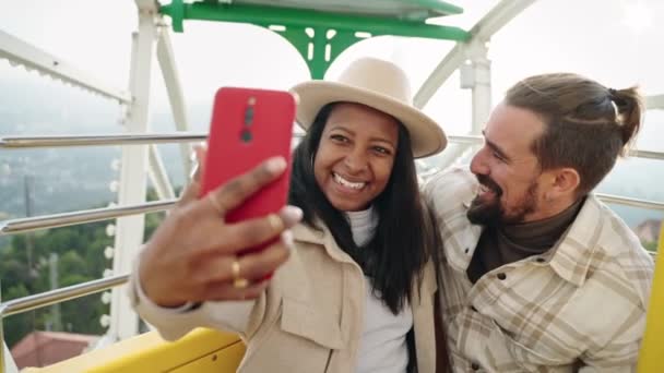 Pareja Romántica Enamorada Besándose Tomando Retrato Selfie Teléfono Celular Noria — Vídeo de stock