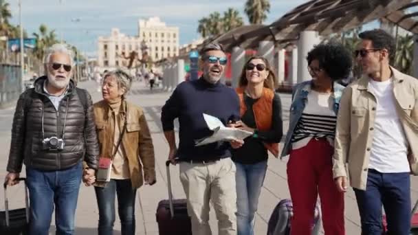 Группа Туристов Идущих Проверяющих Карту Города Поисках Ориентира — стоковое видео