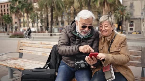 Happy Senior Ζευγάρι Τουριστικές Διακοπές Χρησιμοποιώντας Κινητό Τηλέφωνο App Ενώ Royalty Free Πλάνα Αρχείου