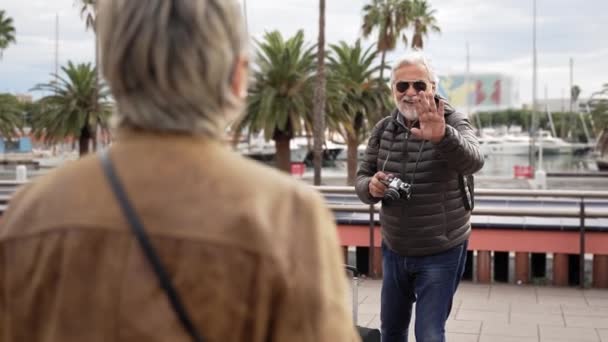 Uomo Anziano Scattare Foto Sua Moglie Durante Viaggio Turistico Vecchia — Video Stock